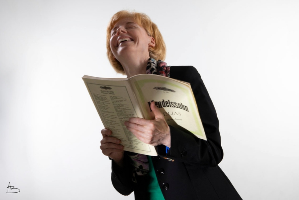 Gabi Rohe lachend mit Notenbuch